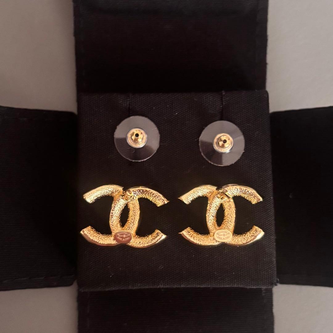CHANEL シャネル ココマーク ピアス 黒×白 ゴールド 2024年　正規品