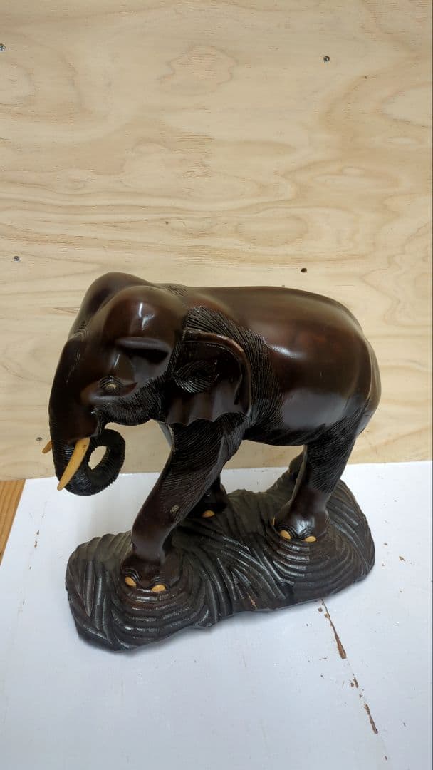 NO.2029　木製象の彫刻　木工芸品　置物