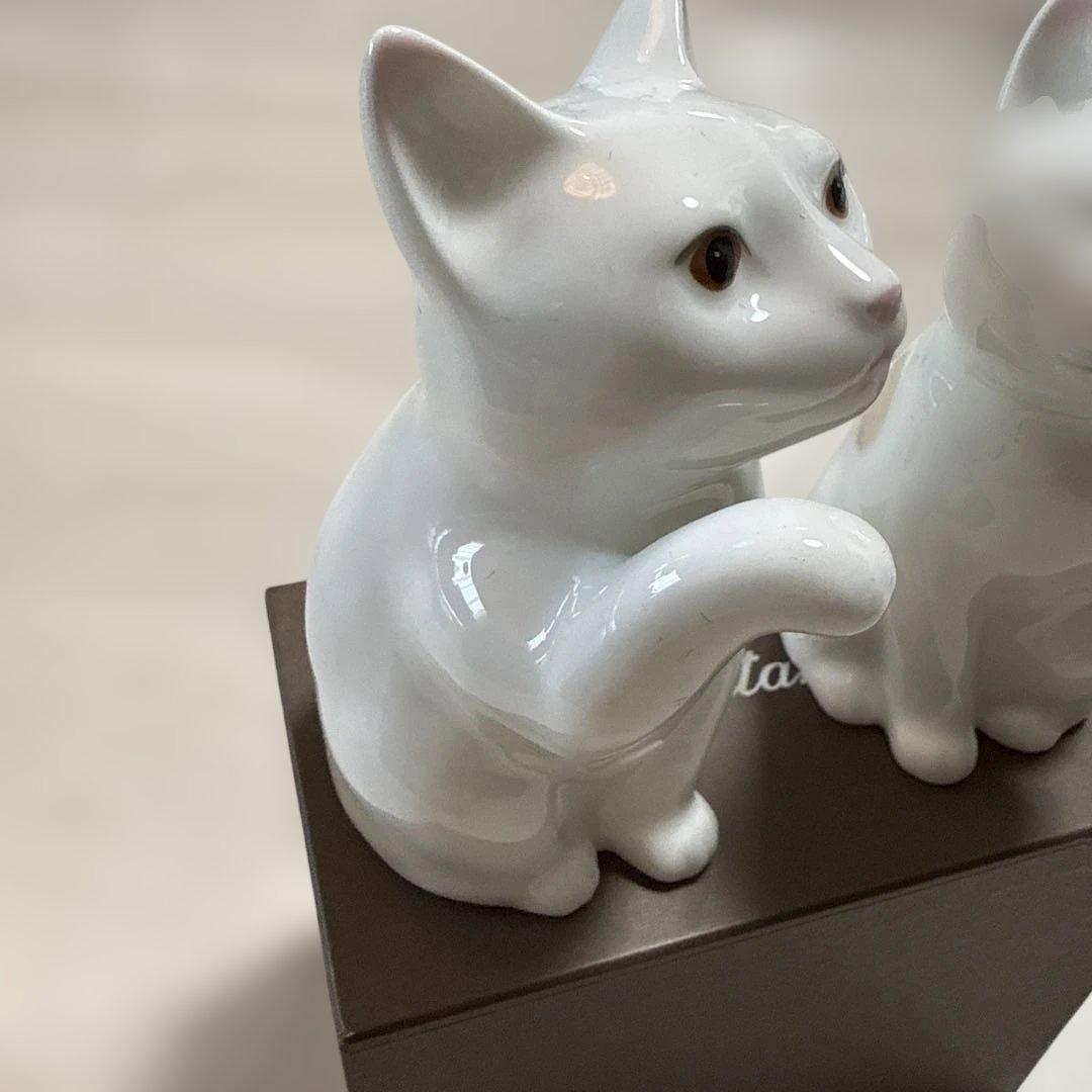 ノリタケの「招き猫（小）ペア ウェルカムキャット」の置物です。﻿
