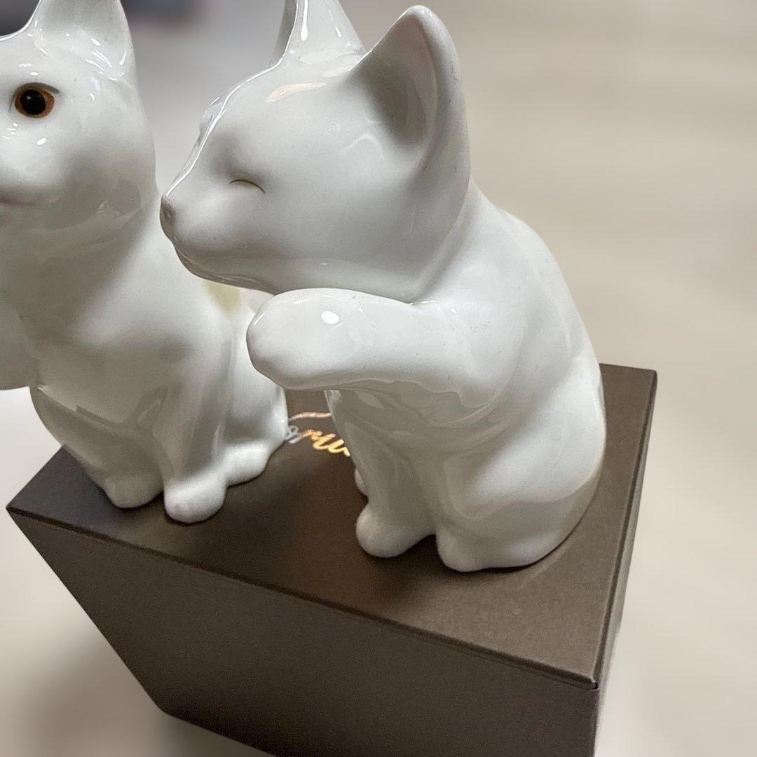 ノリタケの「招き猫（小）ペア ウェルカムキャット」の置物です。﻿