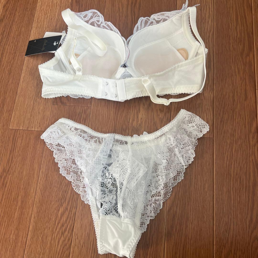 【新品タグ付】Salute 刺繍ブラジャーショーツセット D70