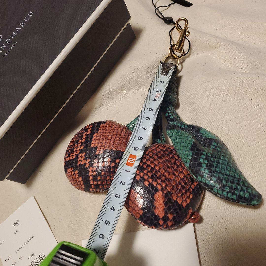 ANYA HINDMARCH チェリー型パイソンプリントキーホルダー