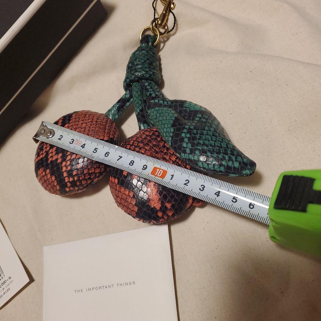 ANYA HINDMARCH チェリー型パイソンプリントキーホルダー