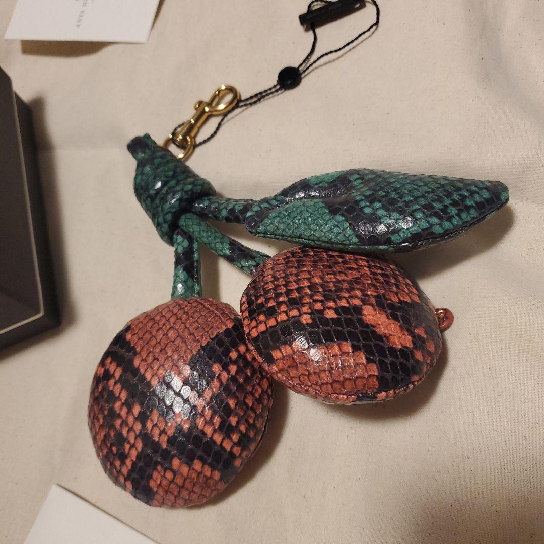 ANYA HINDMARCH チェリー型パイソンプリントキーホルダー