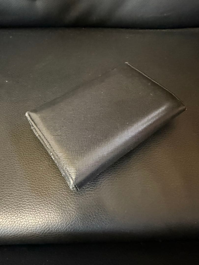 プラダ コンパクトケース サフィアーノレザー