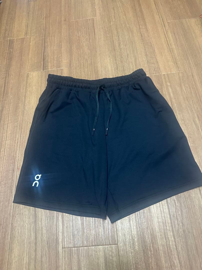 ON COURT ブラック ハーフパンツ　海外Sサイズ