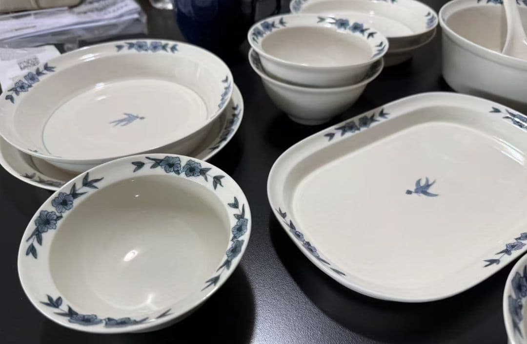 青い花柄の陶器食器セット
