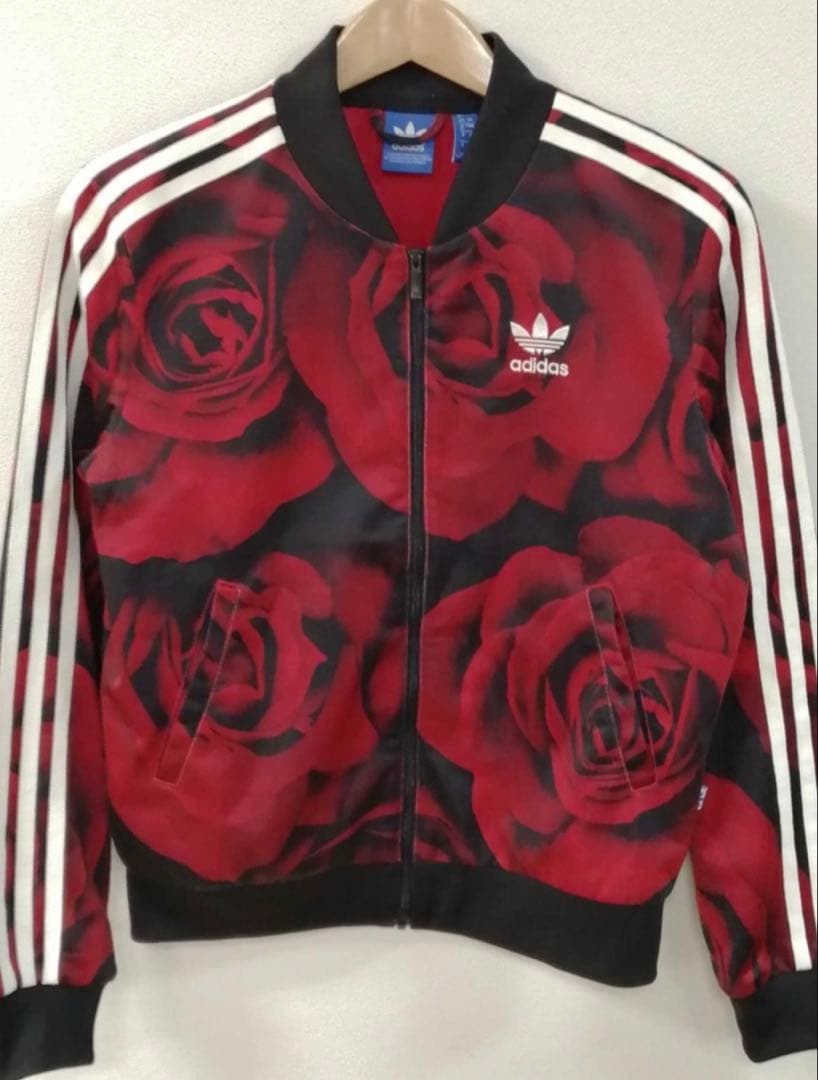 adidas 赤いバラプリント ジャージ