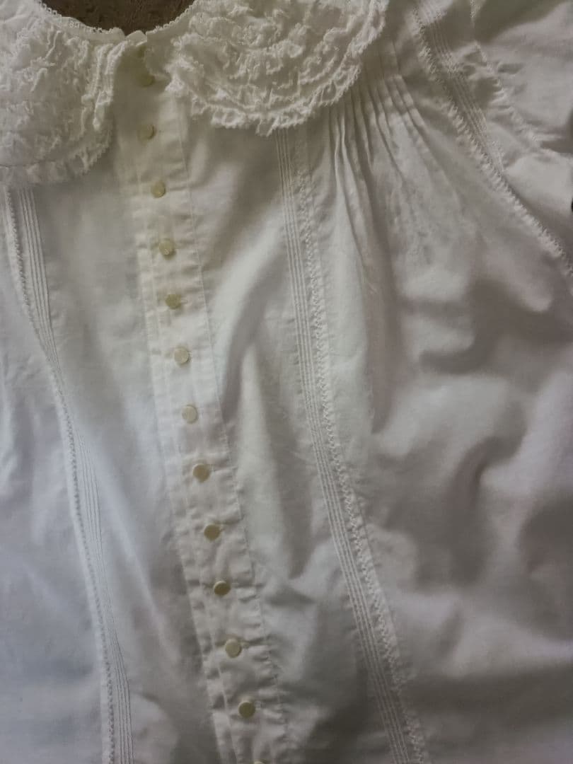 ワンダフルワールドの白ピコフリルブラウス　シミあり