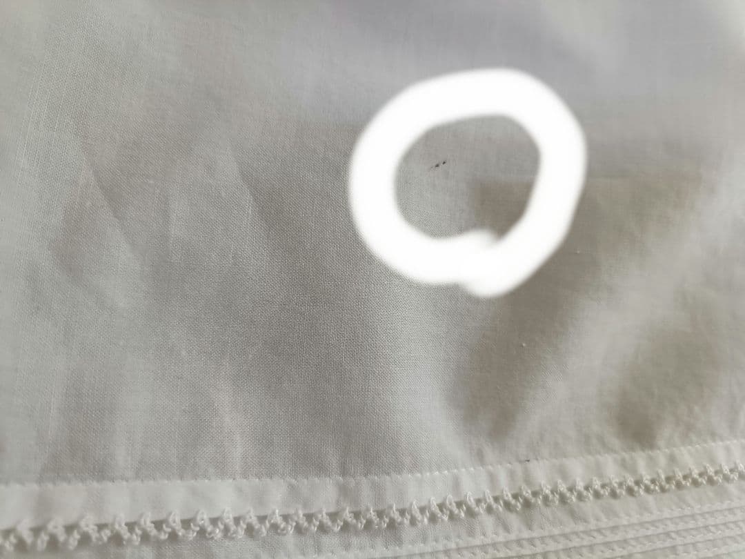 ワンダフルワールドの白ピコフリルブラウス　シミあり