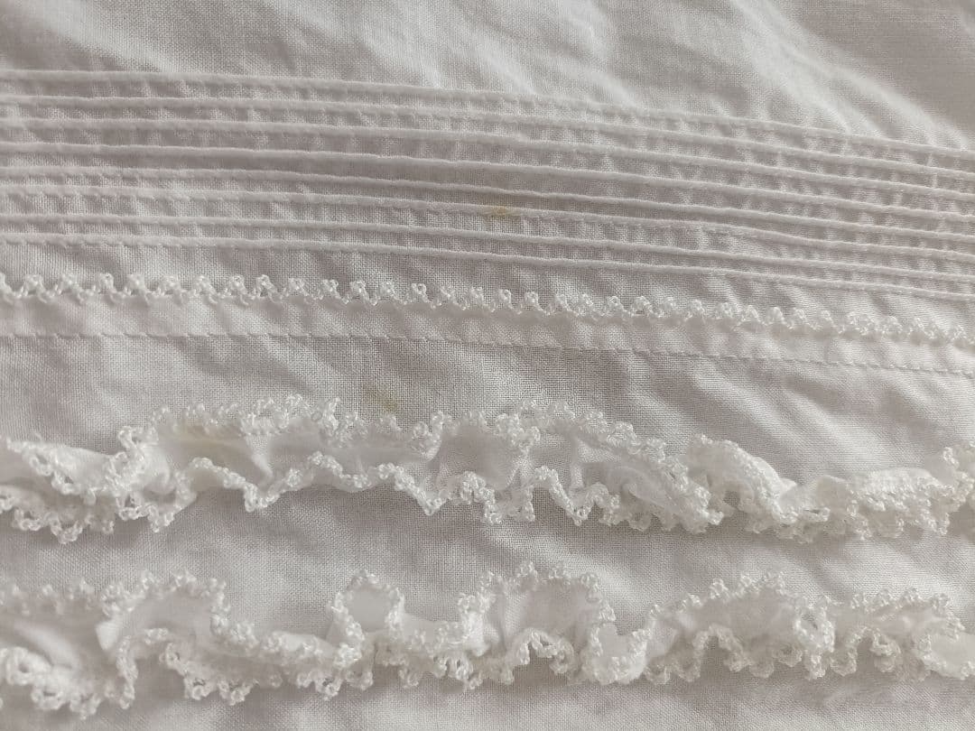 ワンダフルワールドの白ピコフリルブラウス　シミあり