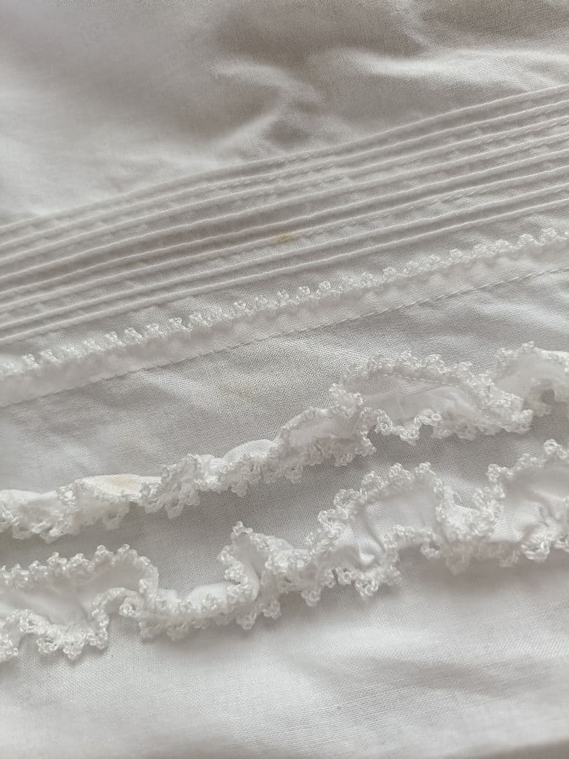 ワンダフルワールドの白ピコフリルブラウス　シミあり