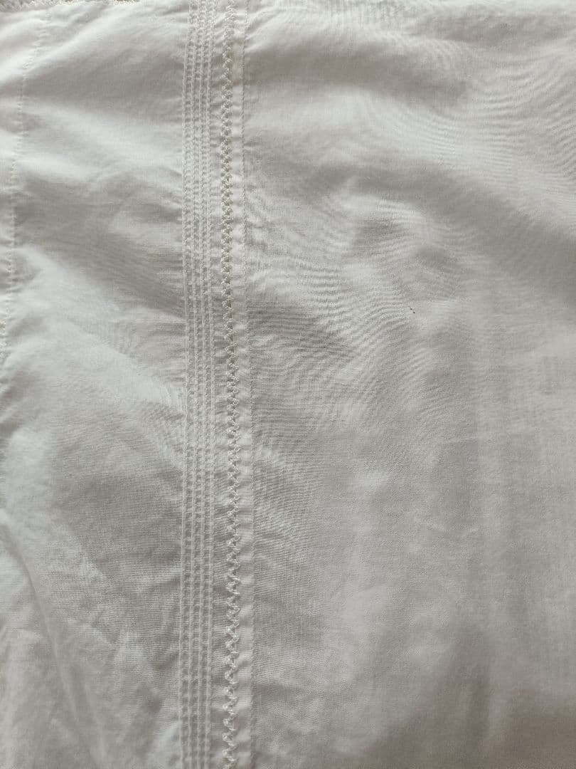 ワンダフルワールドの白ピコフリルブラウス　シミあり