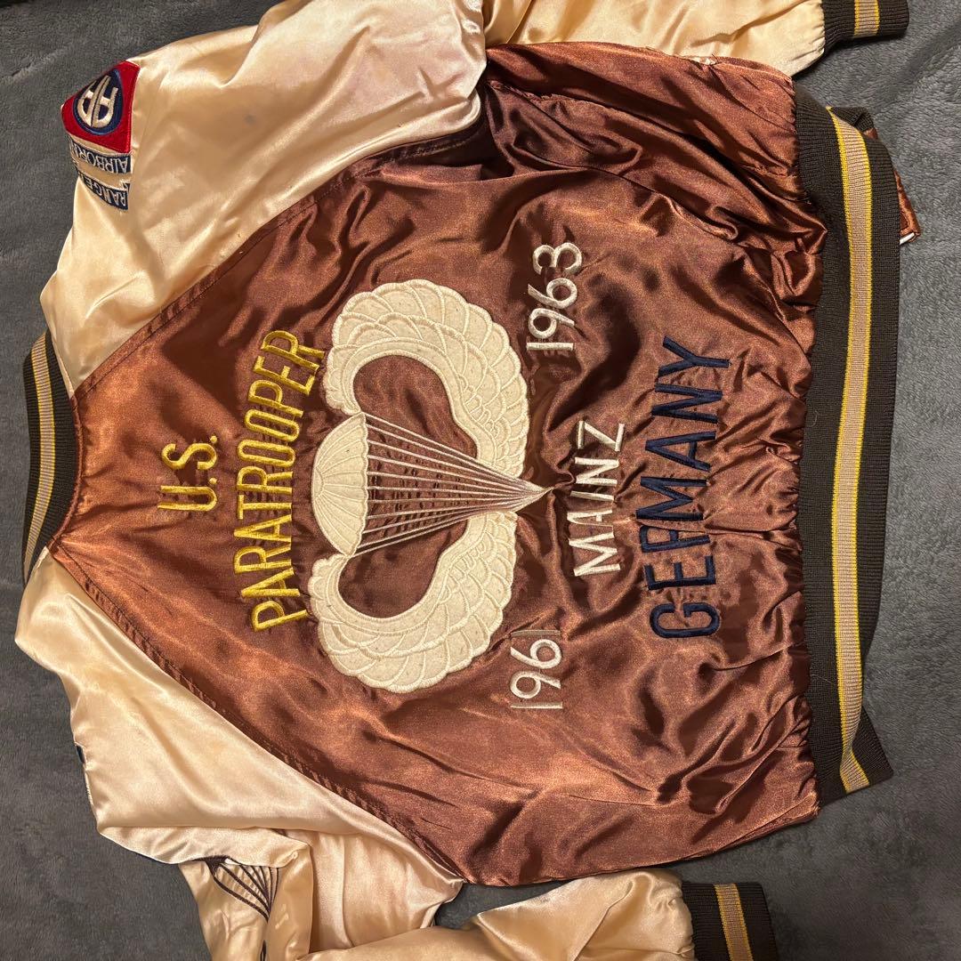 ビ*ン様 パラシュート部隊エンブレム刺繍サテンジャケット