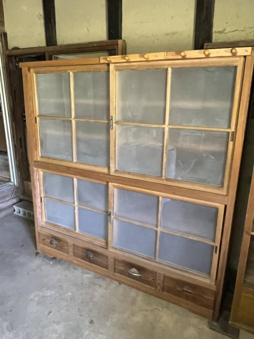 古民家 アンティーク家具 昭和箪笥 収納棚 木製 ガラス戸 カフェ 陶器棚