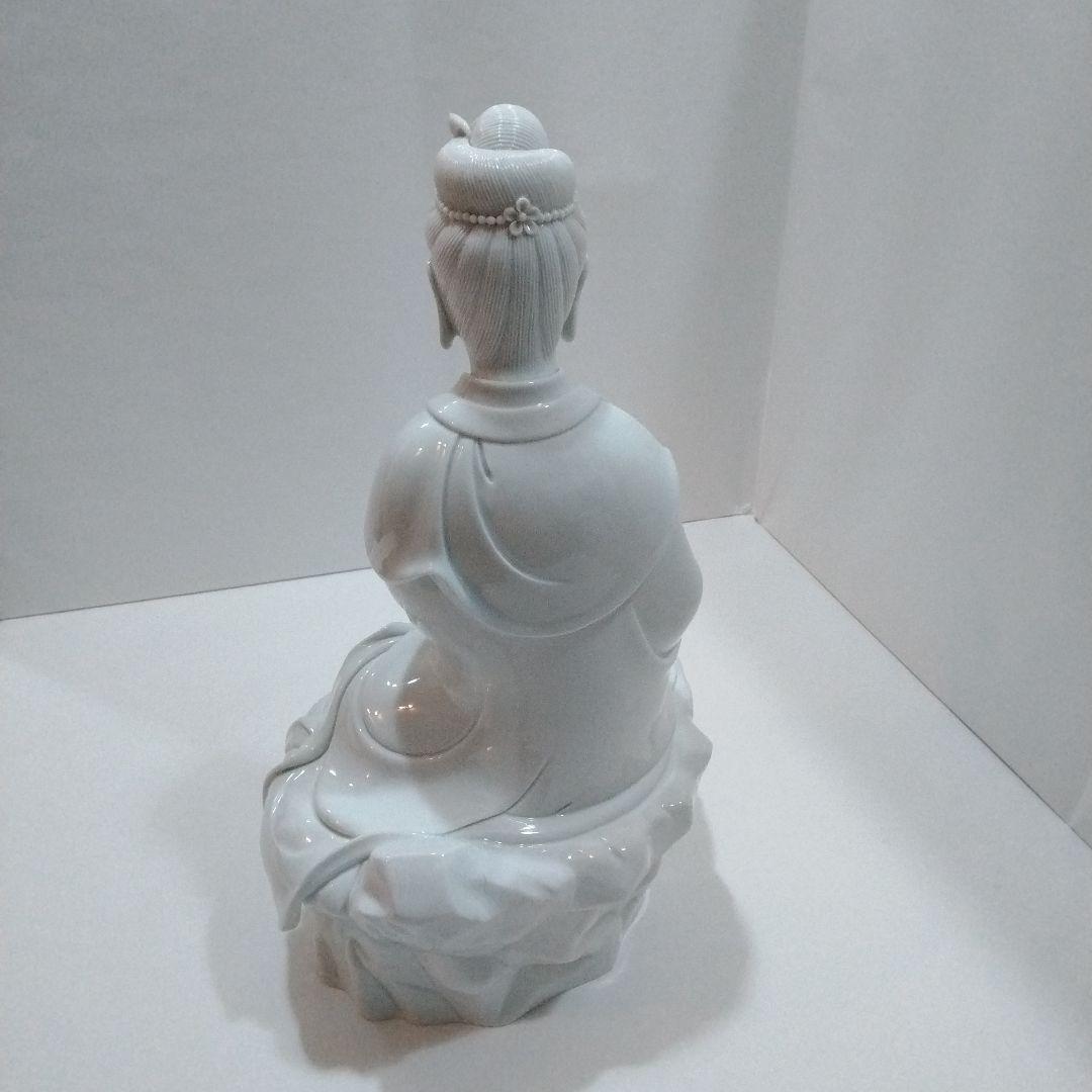 樋渡陶六作　岩座観音　白磁彫　銘窯　肥蝶山　日本工芸会正会員