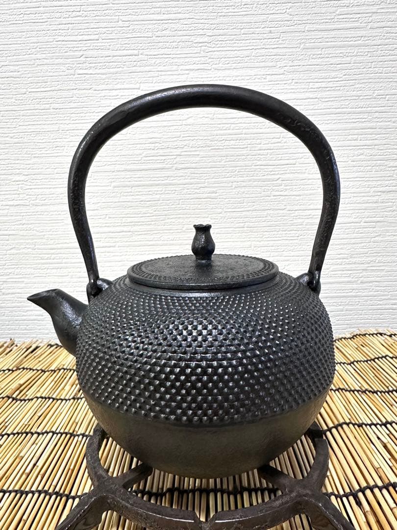 未使用品コンディション 南部秀山堂 佐藤 勝弘作 １５型 砂鉄瓶 鉄瓶　南部鉄瓶