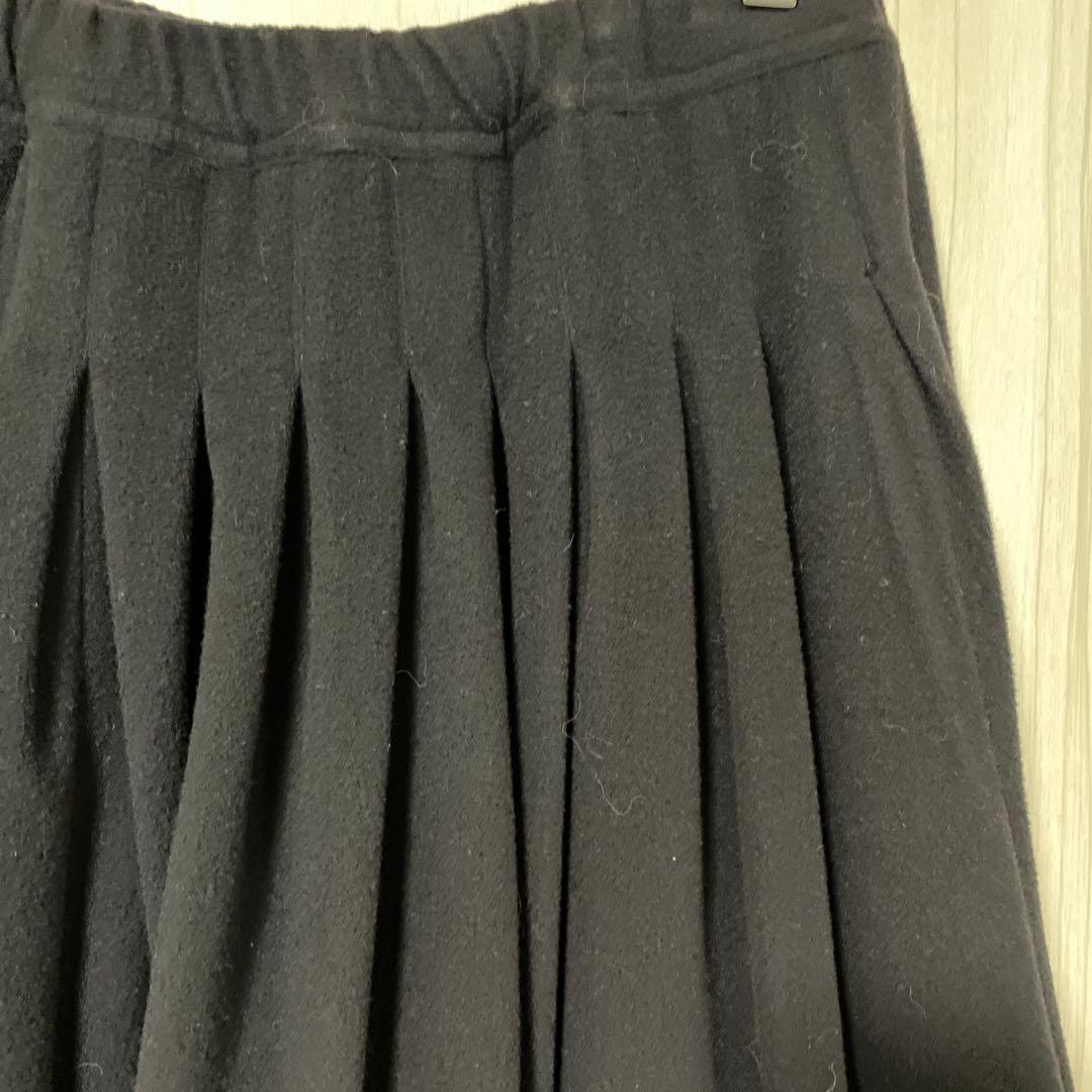 バーグファベルの黒のフレアスカート、プリーツデザイン