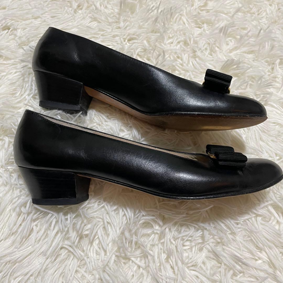 美品✨フェラガモ　ヴァラ　リボンパンプス　ブラック　レザー　23.5 イタリア製