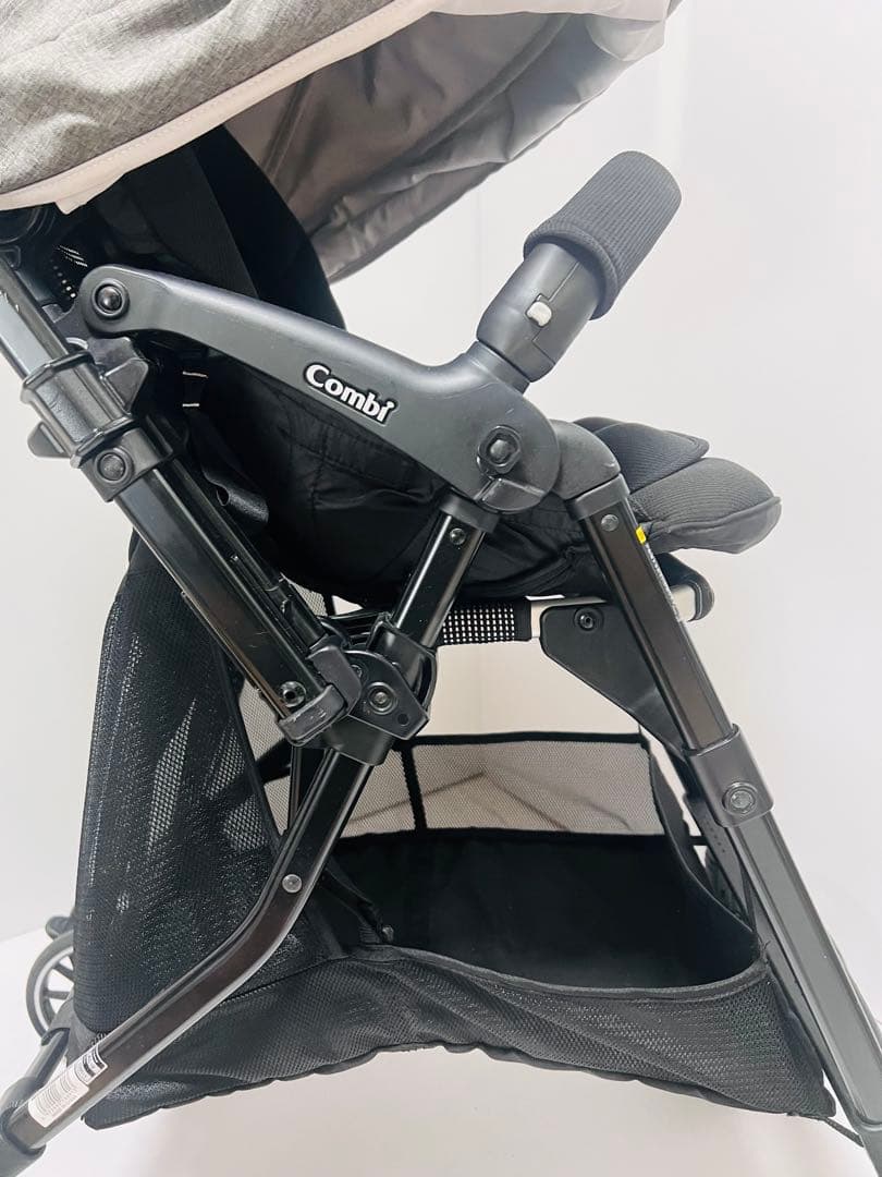 美品 Combi スゴカルα Light エッグショック AX フェザーグレー