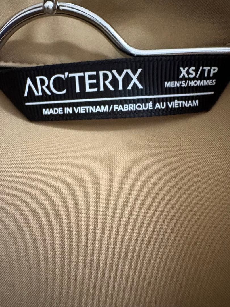 アークテリクス　ベージュ長袖シャツ