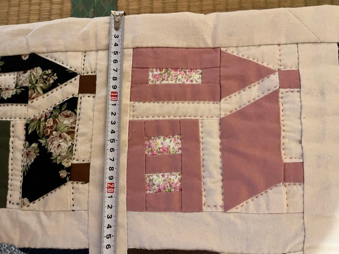 値下げ！手縫いパッチワーク　ハウス柄 ベッドカバー大サイズ200×113㎝