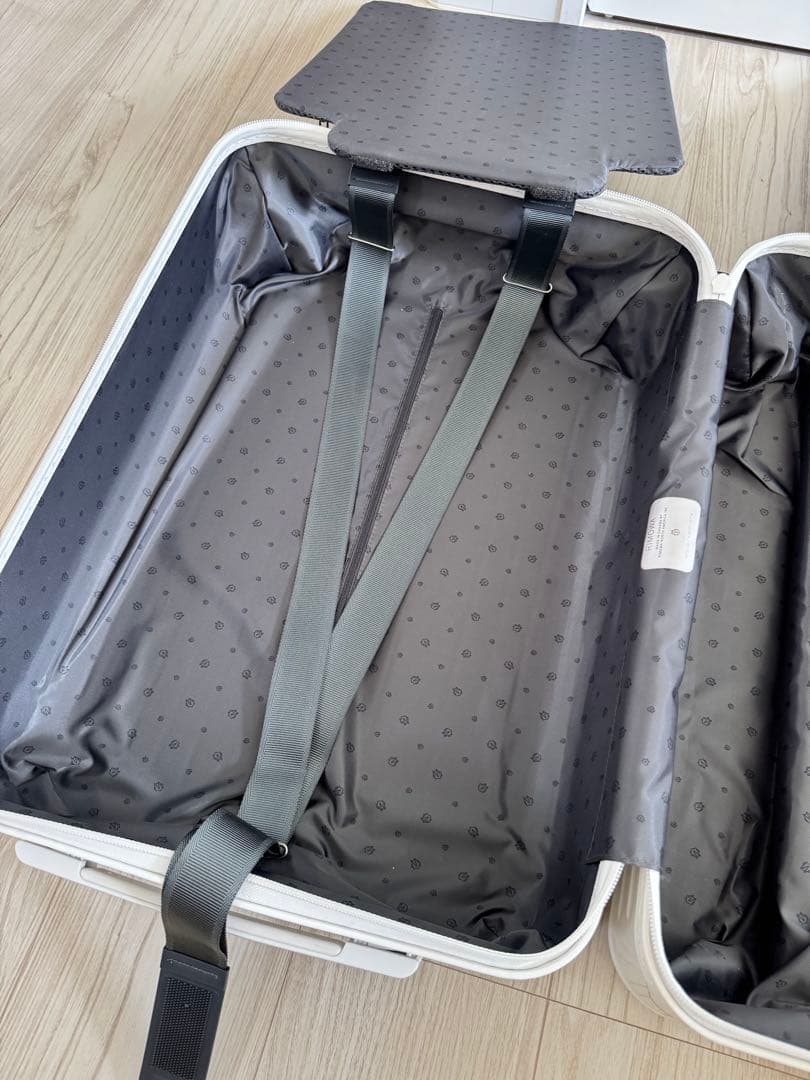 新品同様 RIMOWA 36L Essential cabin 機内持込サイズ白