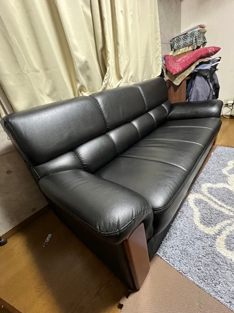 黒い合成皮革の2人掛けソファ