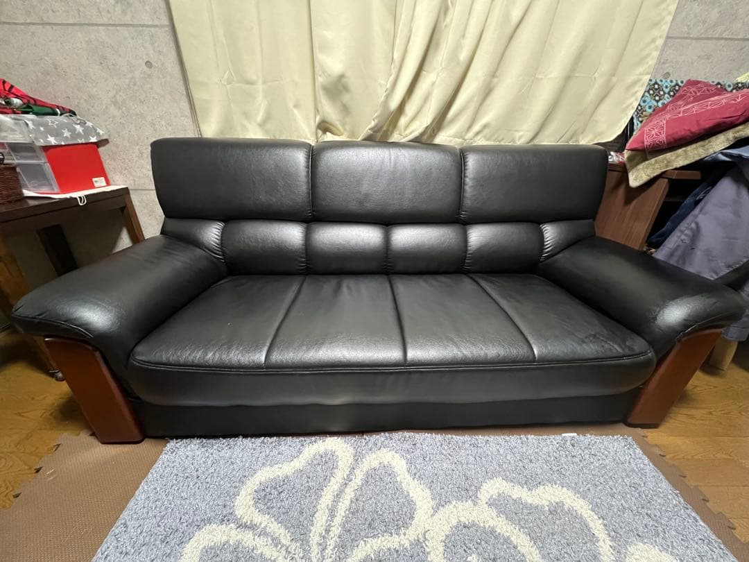 黒い合成皮革の2人掛けソファ