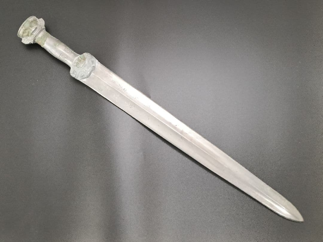 M02銅製置物　中国青銅器　銅剣　錫メッキ人首形鍔　インテリア置物　長さ55CM