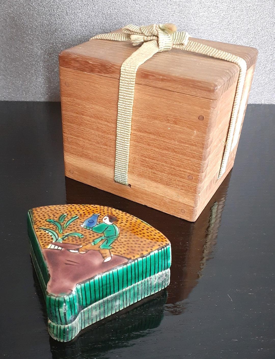 【名品】江戸末期～明治時代　古九谷　青手古九谷　扇形　壺運びの図　香合　茶道具