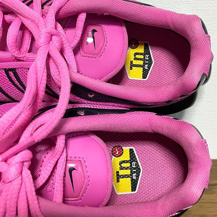 美品 ナイキ ウィメンズ エア マックス プラス SE ピンク 24.5m