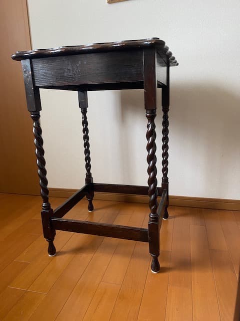 イギリスのアンティーク家具　ツイストレッグのオケージョナルテーブル