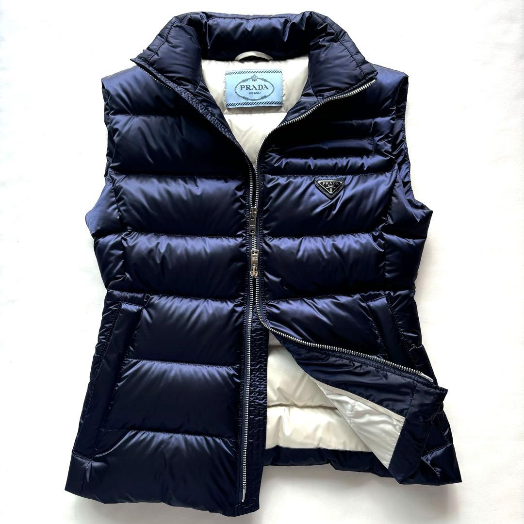 【極美品】近年モデル プラダ ダウンベスト 38 ネイビー 三角ロゴプレート