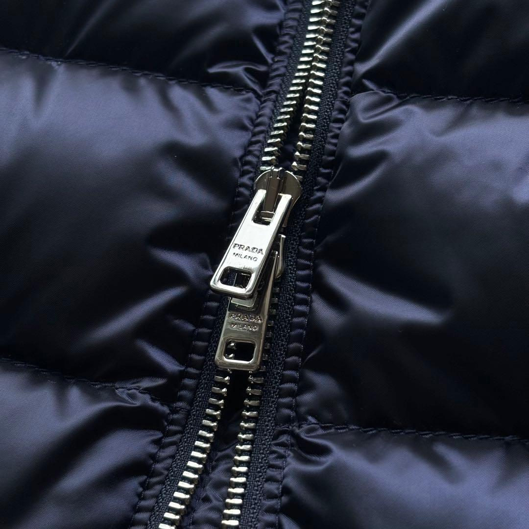 【極美品】近年モデル プラダ ダウンベスト 38 ネイビー 三角ロゴプレート