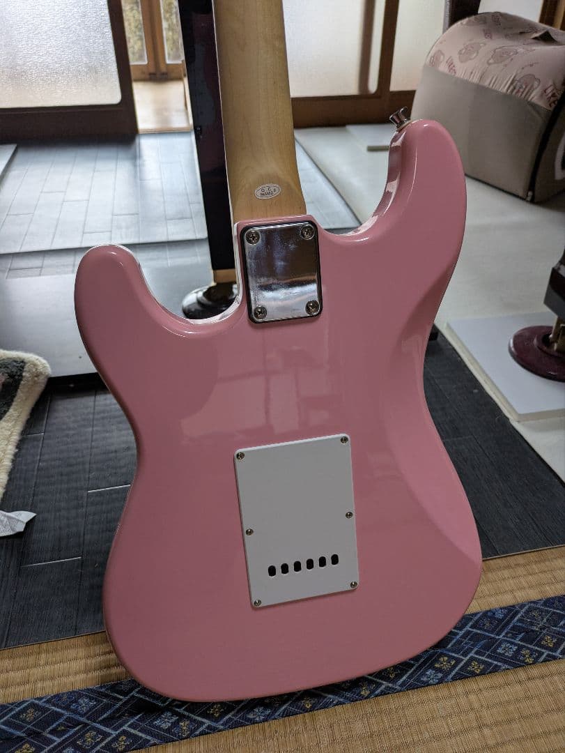 フォトジェニック　エレキギター　ピンク　ストラトキャスタータイプ