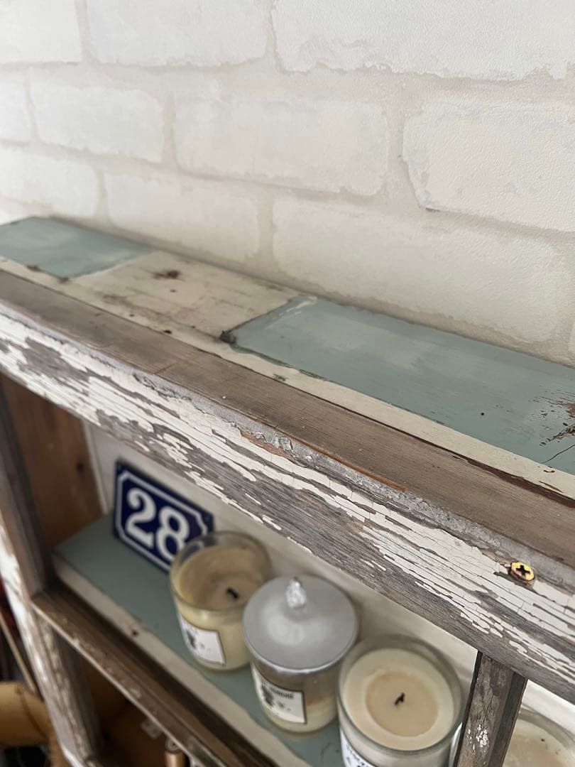 アンティークの木製窓枠の棚です。