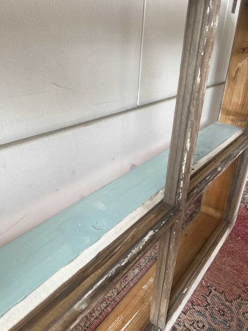 アンティークの木製窓枠の棚です。