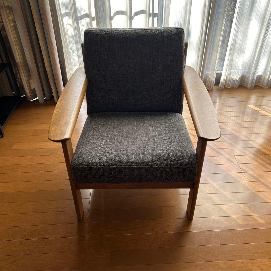 大人気カリモク家具　肘掛けにカップも置ける　グレー ファブリック アームチェア