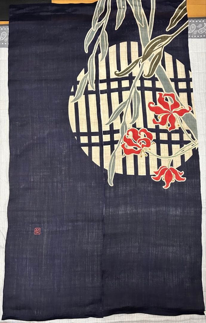 紅い花柄の暖簾