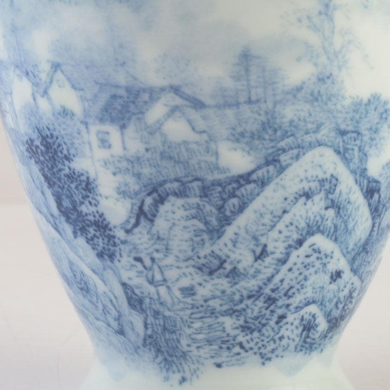 中国　景徳鎮製　青花　山水楼閣文瓶　花瓶　在銘　V　9576
