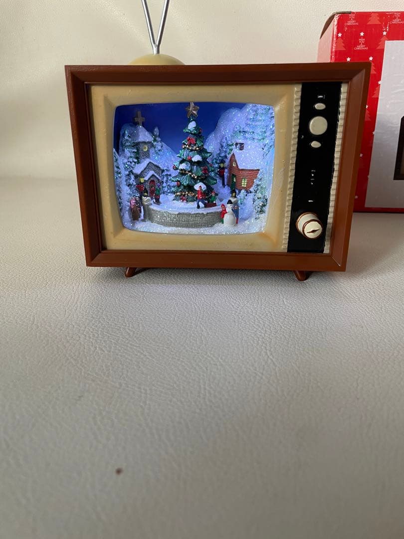 函館クリスマスファクトリー テレビ型 ミュージカル テレビ ソリで遊ぶ子供たち