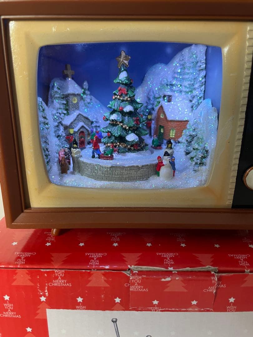 函館クリスマスファクトリー テレビ型 ミュージカル テレビ ソリで遊ぶ子供たち