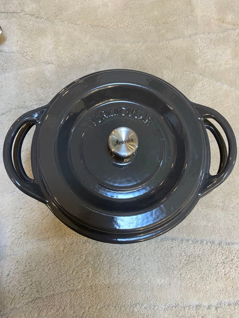 未使用メルセデス・ベンツオリジナルカラーのVERMICULAR ホーロー鍋 中型