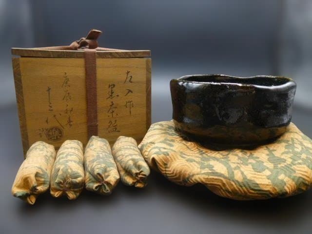 楽吉左衛門　六代　左入　黒茶碗／楽吉左衛門　十三代　惺入極め箱／仕覆