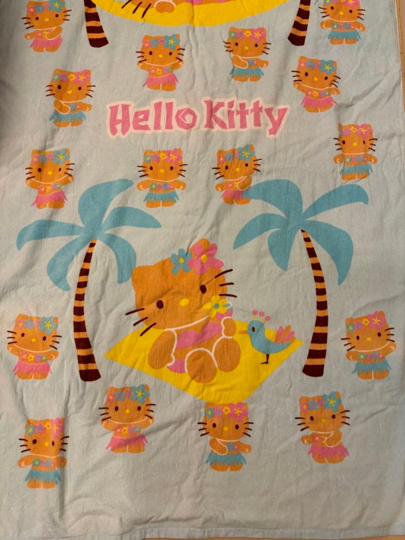 日焼けキティー　ハローキティー　ビーチタオル