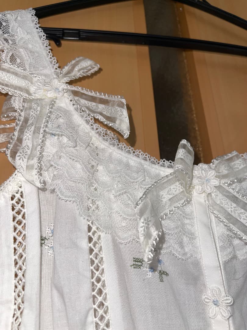 さえら、ヒスクローネの豪華レース満載ホワイトフレアパジャマ