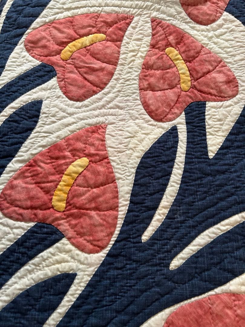 ハワイアンキルトベッドカバー　アンセリウムむら染め　シングルベッド用ハンドメイド