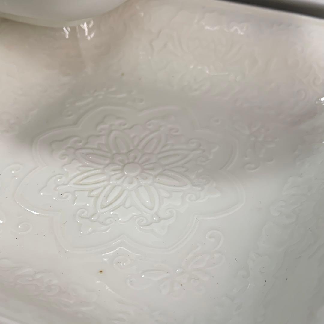 K542☆古い 愛媛 砥部焼 向井製 淡黄磁膾皿 5人前 陽刻 白磁 共箱付