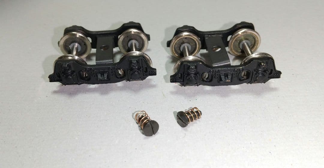 二軸先台車。 従台車 (2種)。テンダー台車(2種)、他パーツ。鉄道模型